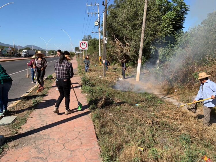 Gobierno de Ahuacatlán da “manita de gato” a vialidades y espacios públicos