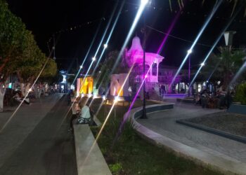 Intensifica gobierno de Ixtlán colocación de adornos navideños en el centro histórico