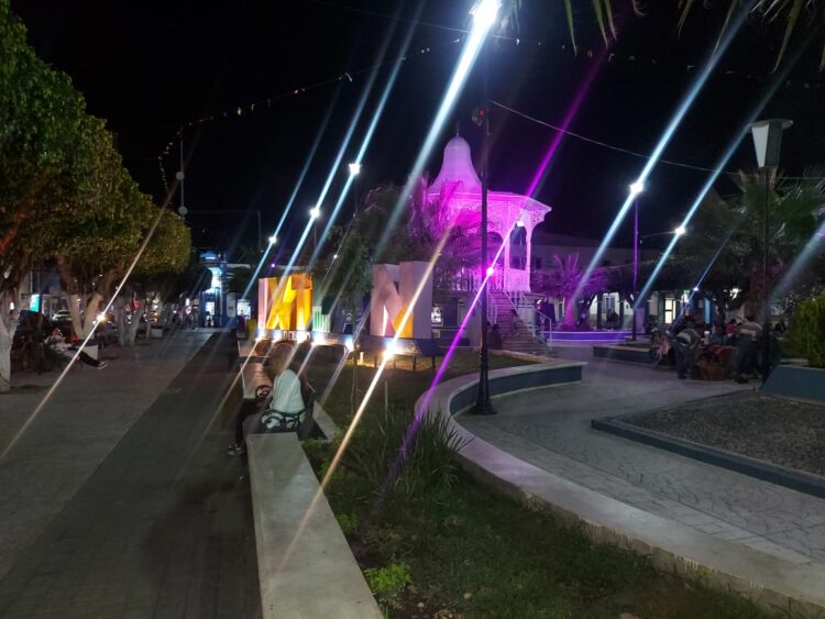 Intensifica gobierno de Ixtlán colocación de adornos navideños en el centro histórico