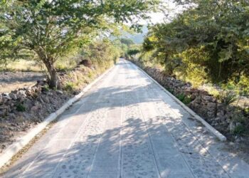 Supervisa Quecha bacheo en carretera Uzeta-Camotlán