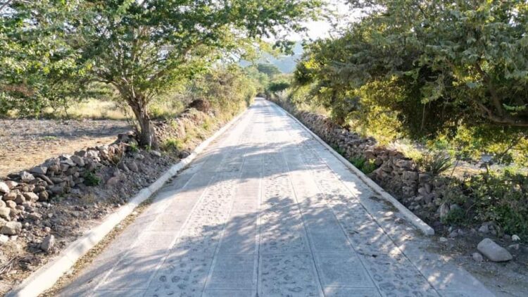 Supervisa Quecha bacheo en carretera Uzeta-Camotlán