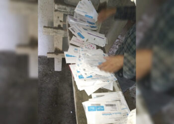 ¡Encuentran recibos telefónicos amontonados en calles de Ahuacatlán!