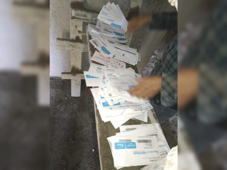 ¡Encuentran recibos telefónicos amontonados en calles de Ahuacatlán!