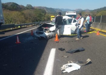 Choque por alcance deja como saldo un muerto y cuantiosos daños materiales