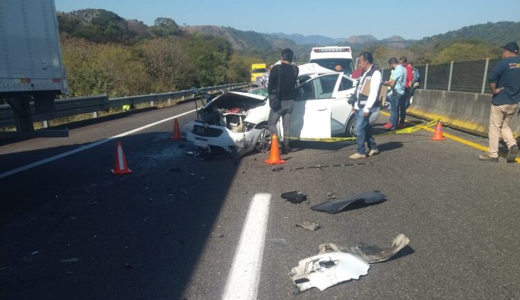 Choque por alcance deja como saldo un muerto y cuantiosos daños materiales
