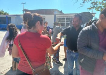 Combate frontal contra la pediculosis en Ahuacatlán