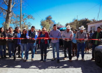 Entrega Toño Carrillo empedrado ahogado a habitantes de San Miguel