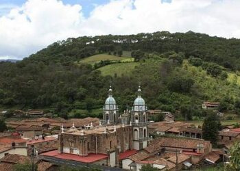 Mujer cae a profundo barranco y fallece, al circular en su cuatrimoto