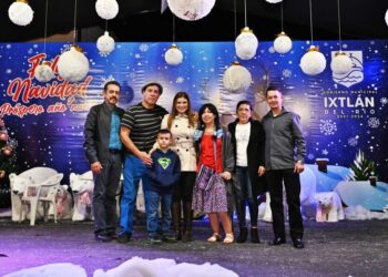 Muchos aplausos arrancó el Festival Navideño en Ixtlán