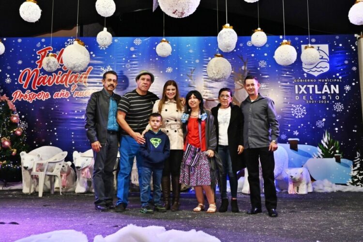 Muchos aplausos arrancó el Festival Navideño en Ixtlán