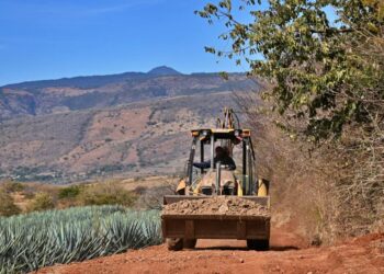 Rehabilitan caminos sacacosechas en Ixtlán