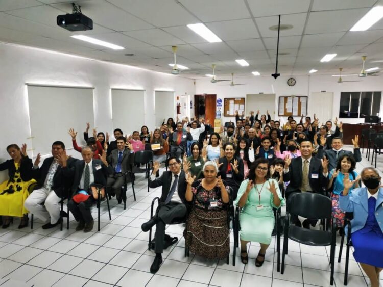 Testigos de Jehová publican la primera Biblia en LSM en México