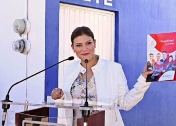 Entrega Elsa Nayeli pólizas de seguros de vida a policías municipales