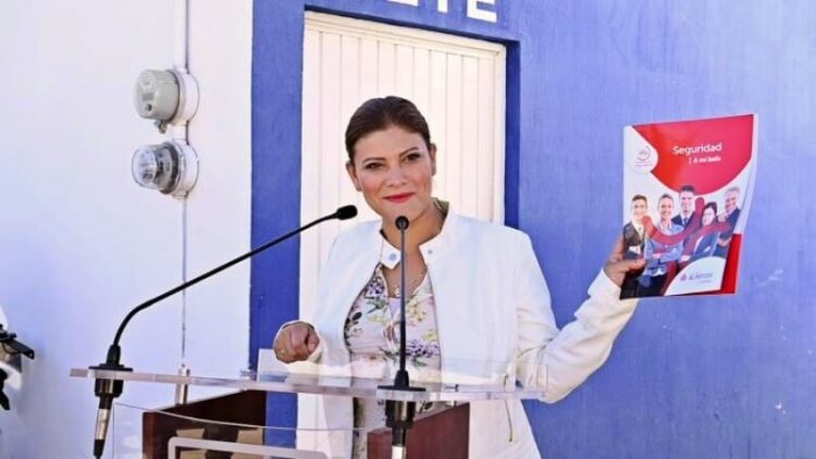 Entrega Elsa Nayeli pólizas de seguros de vida a policías municipales