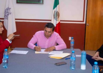 Firma Toño Carrillo dos importantes convenios institucionales