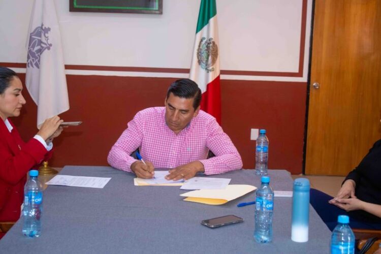 Firma Toño Carrillo dos importantes convenios institucionales