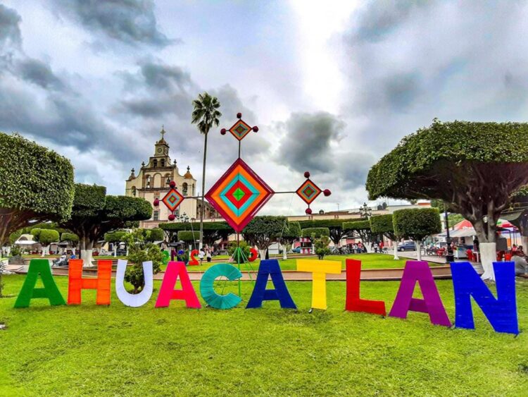 Habitantes de Ahuacatlán piden se construya arco de bienvenida y maxiletras