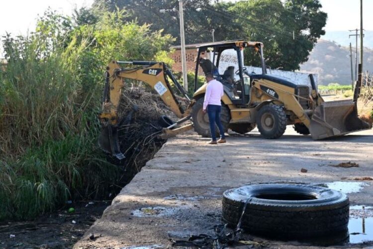 Trabajadores del Gobierno Municipal de Ixtlán limpian el río en Méxpan