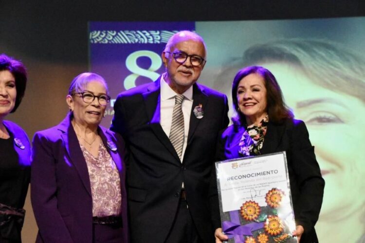 Encabezan Navarro Quintero y su esposa la entrega de reconocimientos a mujeres pioneras en distintas áreas