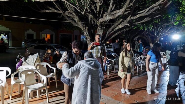 Sábados de Danzón en Ahuacatlán atrae a decenas de personas