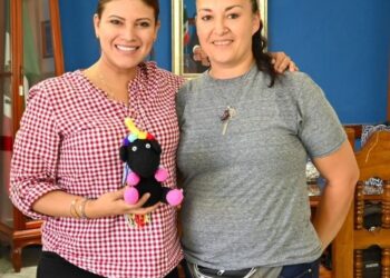 Sorpresiva visita recibe la presidenta Elsa Nayeli en sus oficinas de la planta alta del palacio municipal