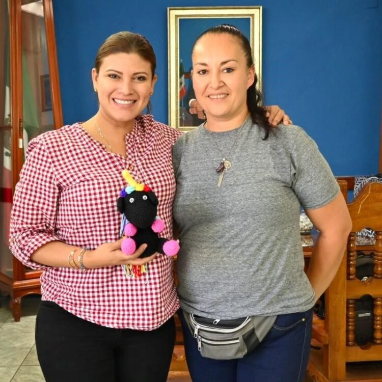 Sorpresiva visita recibe la presidenta Elsa Nayeli en sus oficinas de la planta alta del palacio municipal