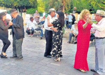 Invita gobierno de Ahuacatlán a sus sábados de danzón 