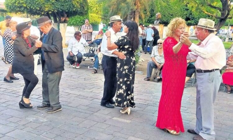 Invita gobierno de Ahuacatlán a sus sábados de danzón