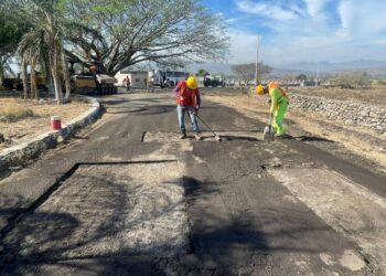 Avanzan trabajos de bacheo en carretera a Tetitlán