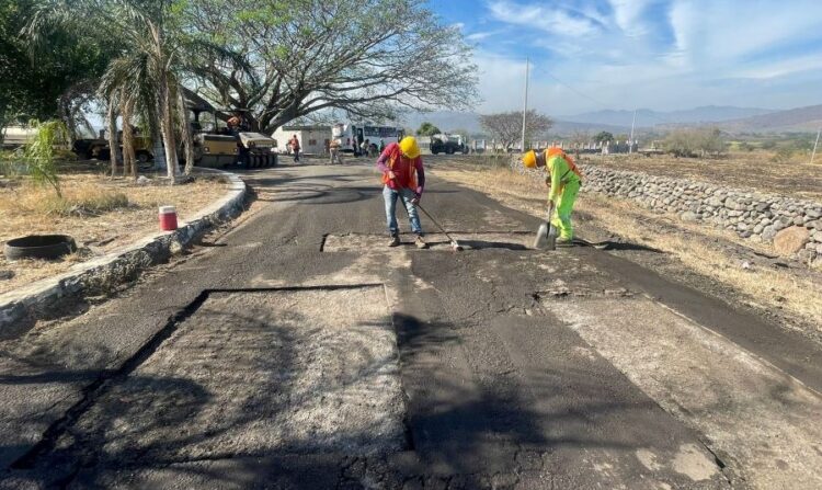 Avanzan trabajos de bacheo en carretera a Tetitlán