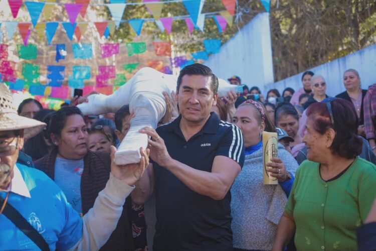 Cientos de fieles participan en el traslado de El Señor de Acatique a Jala