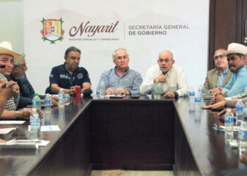 Echeagaray Becerra encabeza mesa de trabajo con sorgueros de Nayarit