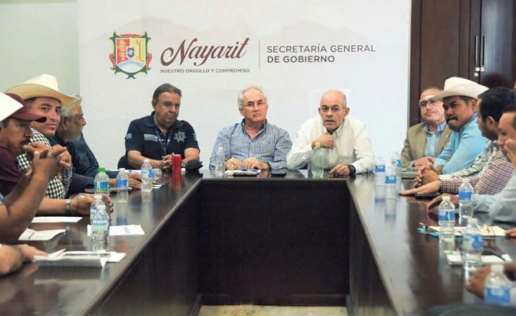 Echeagaray Becerra encabeza mesa de trabajo con sorgueros de Nayarit