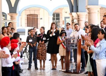 Encabeza Elsa Nayely y el cabildo infantil abanderamiento de escoltas del municipio