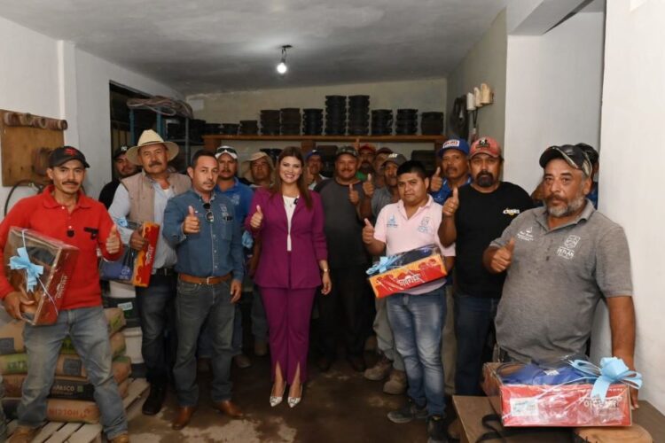 Entrega Elsa Nayeli uniformes y equipo a trabajadores del OMAPASI