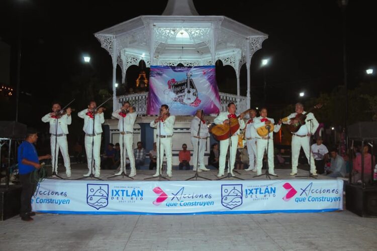 Mariachi Azteca deleita con serenata en la plaza de Ixtlán