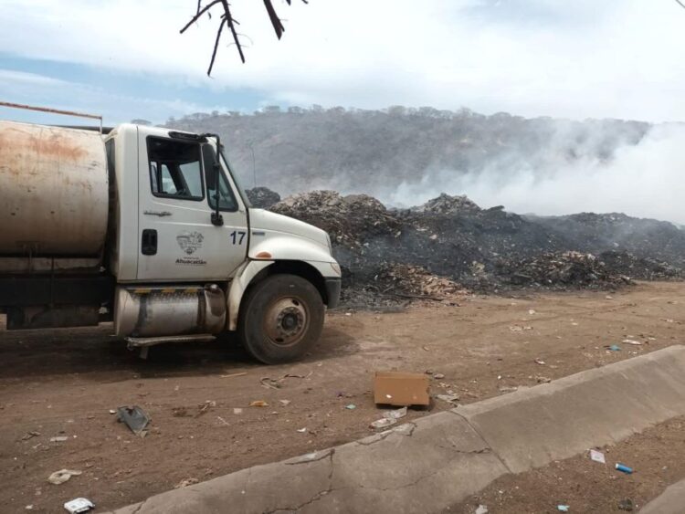 Protección Civil de Ahuacatlán colabora para sofocar el incendio de El Tempisque