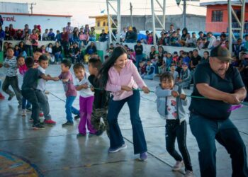 Agasajan a los niños de Aguajes y Rosa Blanca