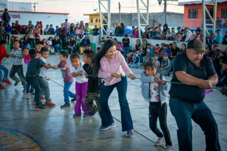 Agasajan a los niños de Aguajes y Rosa Blanca