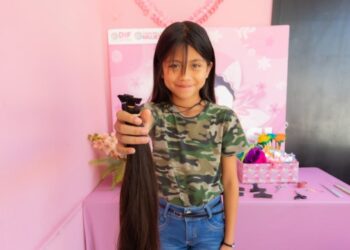 Andrómeda Galicia dona su cabello en su cumpleaños número 10