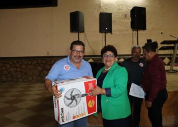 Celebran con gran entusiasmo el Día del Maestro en Ahuacatlán