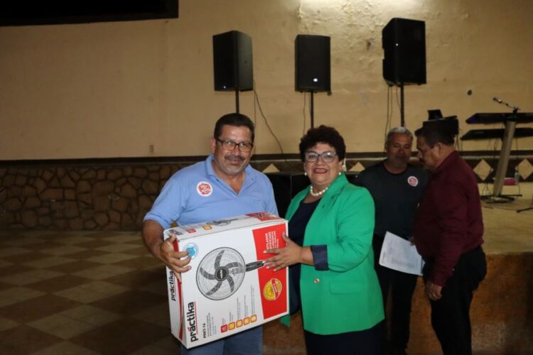 Celebran con gran entusiasmo el Día del Maestro en Ahuacatlán