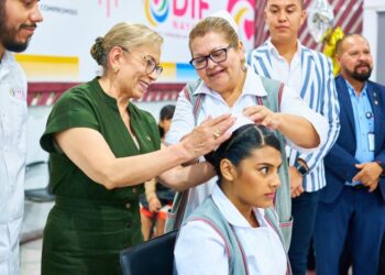 DIF estatal cumple sueños de Estudiantes de auxiliares de enfermería