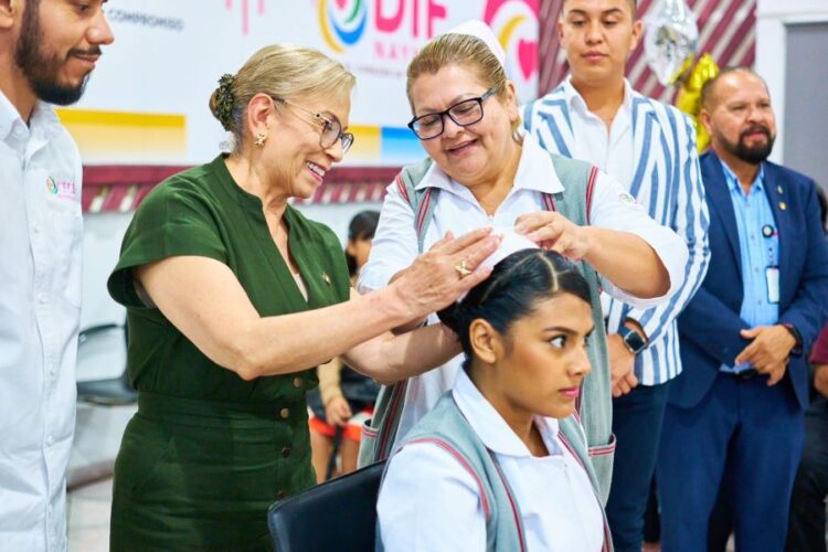 DIF estatal cumple sueños de Estudiantes de auxiliares de enfermería