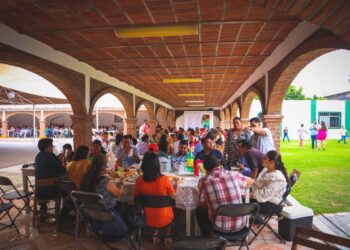 Docentes de Jala celebran el Día del maestro con música en vivo y viandas
