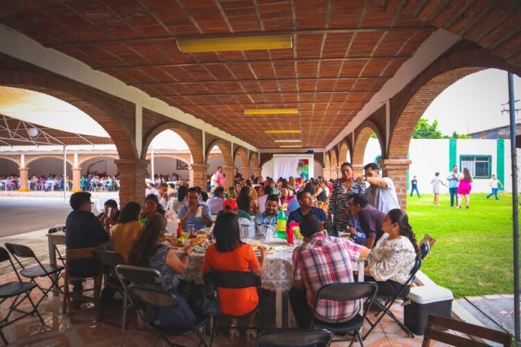 Docentes de Jala celebran el Día del maestro con música en vivo y viandas