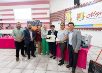 Entrega DIF Nayarit equipo a Casas de la Mujer de 14 municipios
