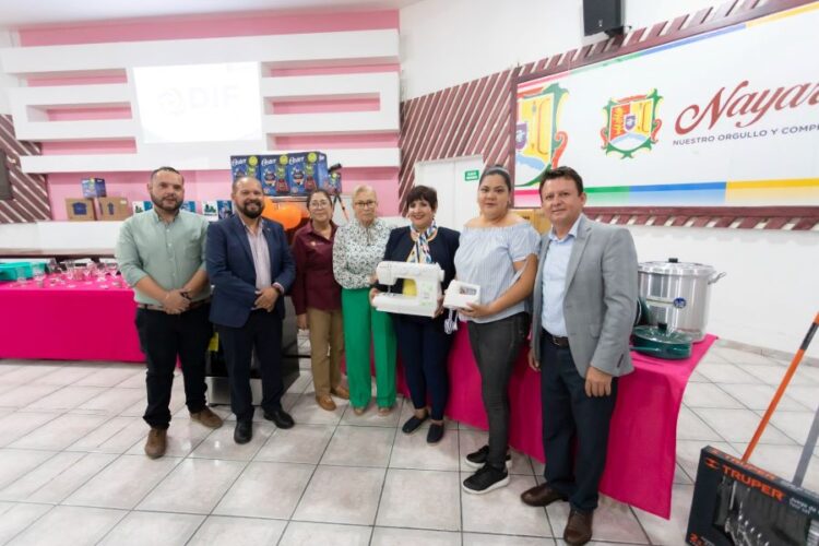 Entrega DIF Nayarit equipo a Casas de la Mujer de 14 municipios