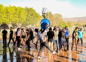 Estudiantes de Ixtlán celebran el Día del Estudiante con un alegre “Festival de Colores”