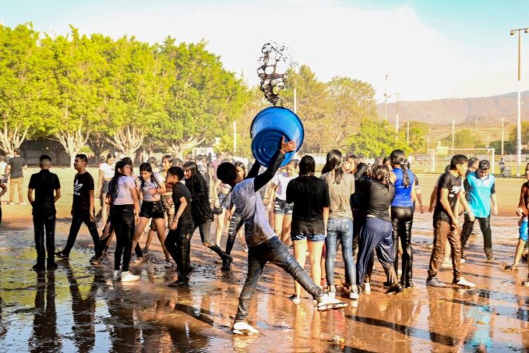 Estudiantes de Ixtlán celebran el Día del Estudiante con un alegre “Festival de Colores”